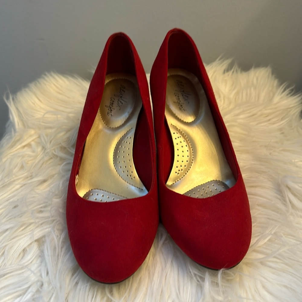 Dexflex comfort size 9 red suede pumps